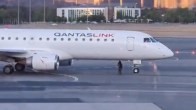 Flight छूटी तो महिला खड़ी हो गई प्लेन के सामने, मौके पर पायलट ने देख लिया वरना हो जाता हादसा: Video