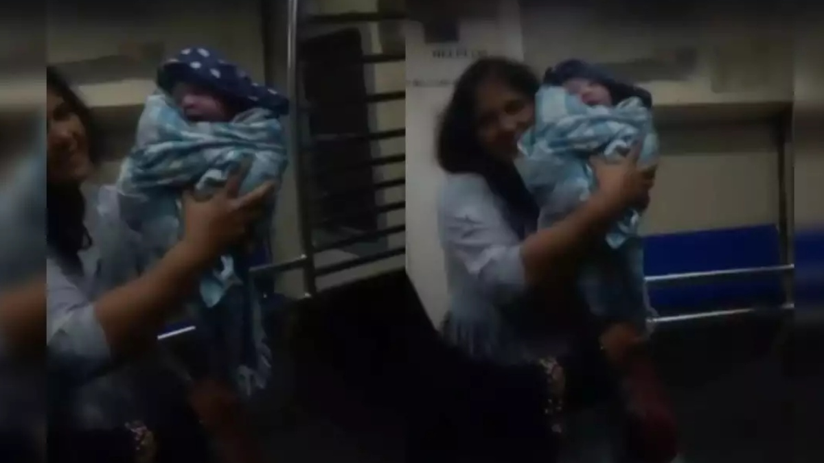 woman delivers baby in mumbai local train with elderly passenger help video viral