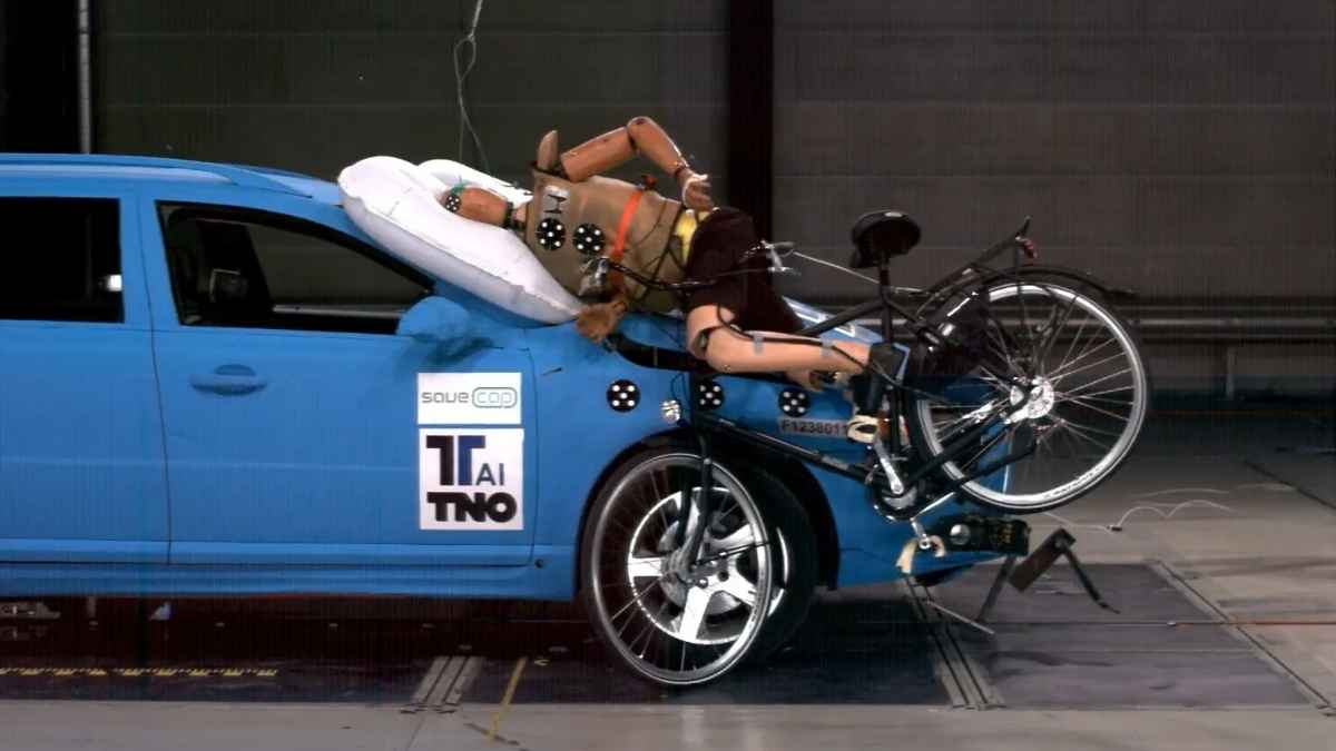 cars with pedestrian airbag technology Land Rover Discovery Sport, Volvo V40 Jaguar I-Pace,