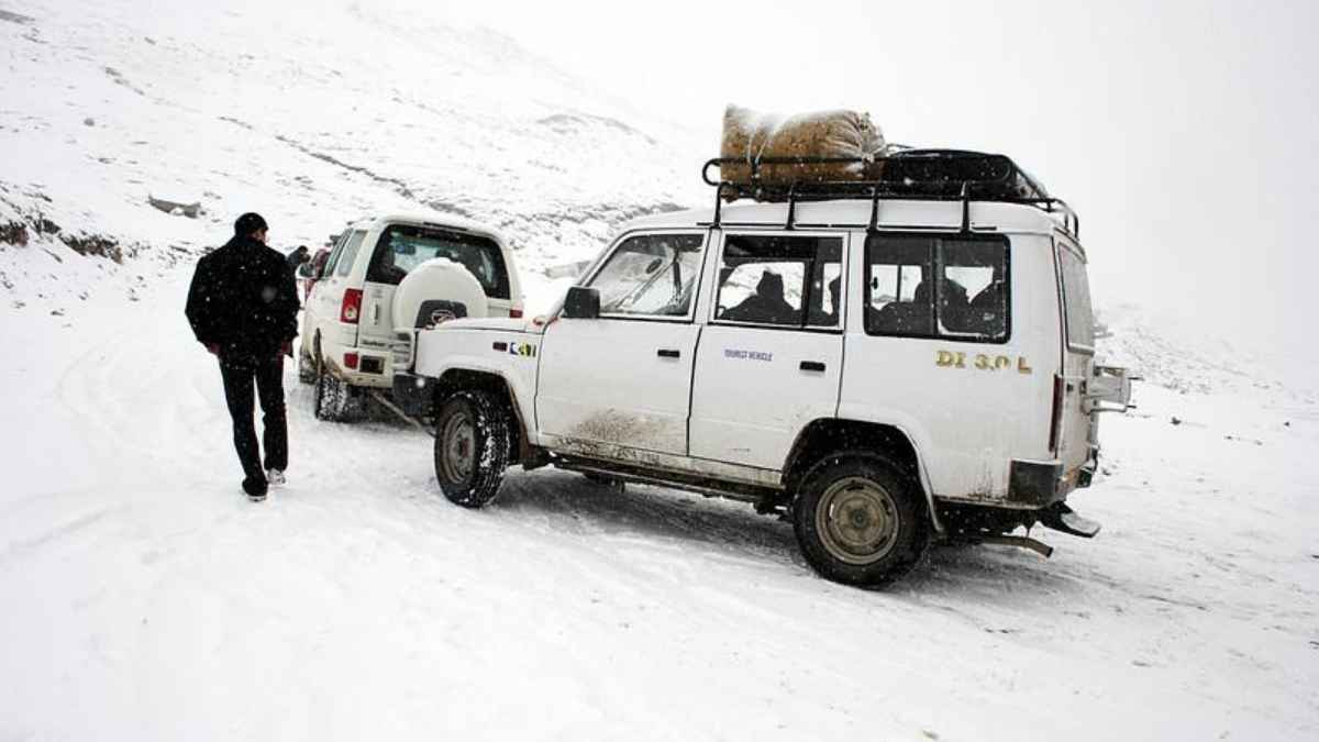 safe driving tips for snow and ice, driving in snow safety tips, defensive driving tips snow, barf me car kaise chalaye in hindi