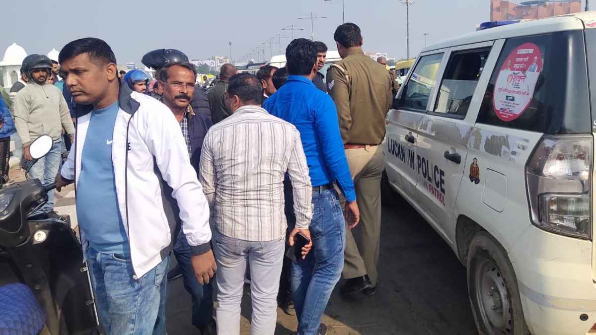 लखनऊ में कश्मीरी युवकों से मारपीट; नगर निगम की टीम ने ड्राईफ्रूट्स छीनकर सड़क पर फेंके