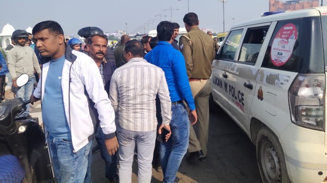 Kashmiri Youths Misbehaved, Utter Pradesh News in Hindi,  Lucknow Municipal Corporation, MCL Team Scattered Dry Fruits On The Road