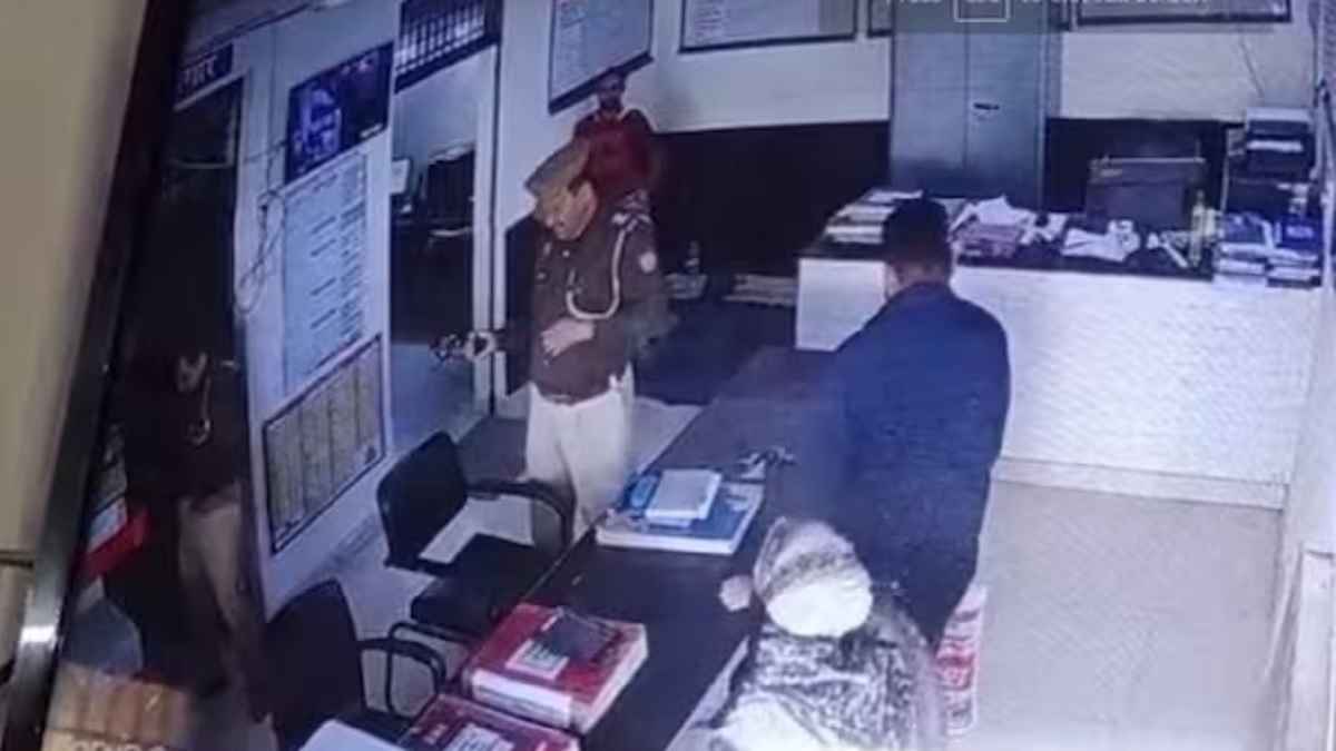 Uttar Pradesh: दारोगा की पिस्टल से घायल महिला की मौत, पासपोर्ट सत्यापन के लिए गई थी कोतवाली