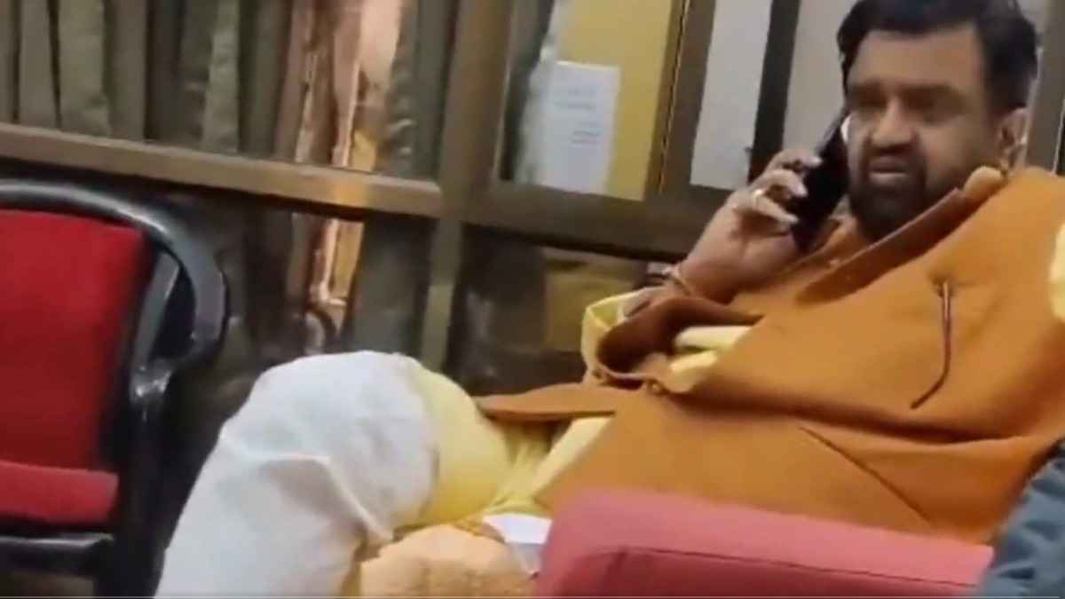 'सिर्फ ट्रांसफर नहीं होगा', गहलोत के खिलाफ चुनाव लड़ने वाले BJP नेता का अधिकारी को धमकाते वीडियो वायरल