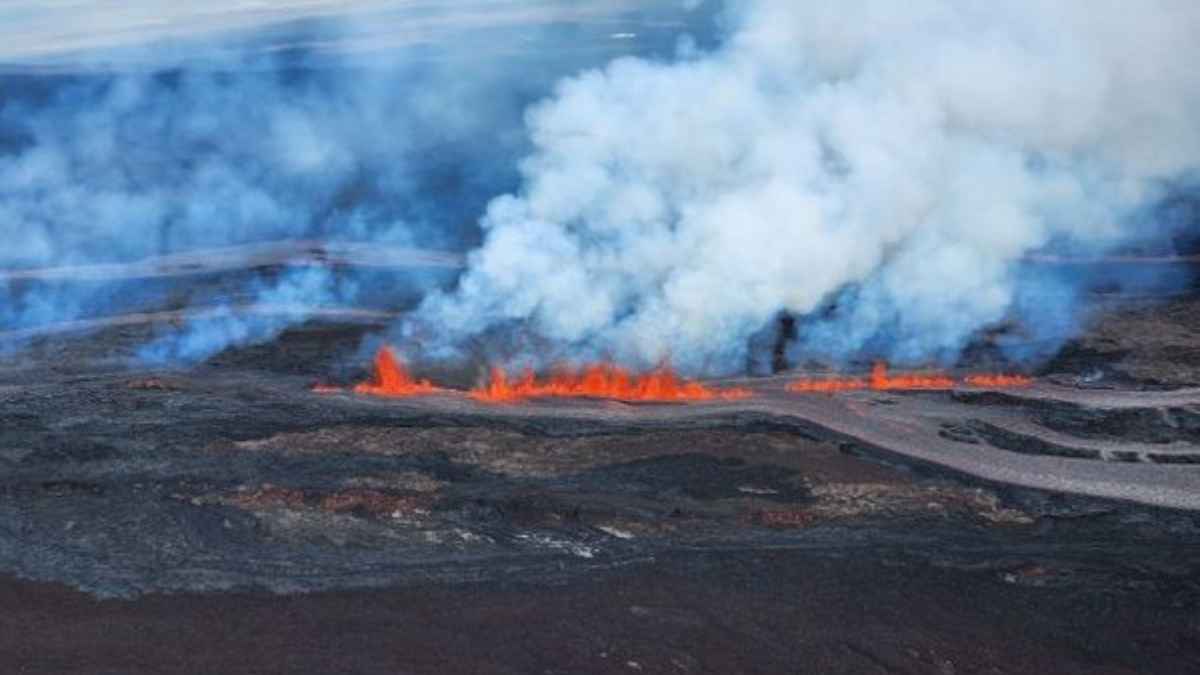 Indonesia Volcano: इंडोनेशिया में ज्वालामुखी फटने से भीषण तबाही, 11 पर्वतारोहियों की मौत, कई लापता