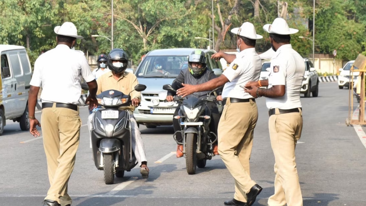 बेंगलुरु ट्रैफिक पुलिस की अनोखी पहल, नियमों का उल्लंघन करने पर कर्मचारी के बॉस से की जाएगी शिकायत
