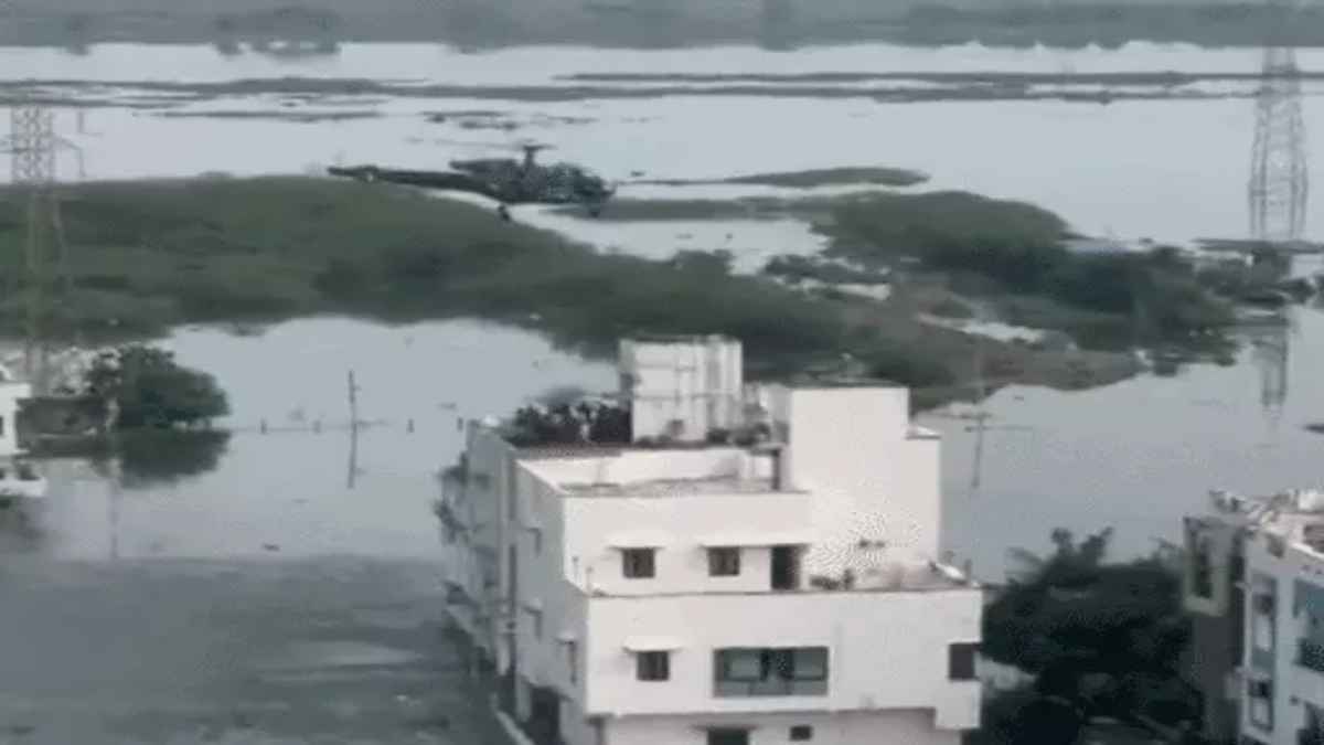 चेन्नई में मिचौंग ने छीना लोगों का 'चैन', एयरफोर्स के हेलीकाॅप्टर पहुंचा रहे खाना, बिजली तंत्र ठप