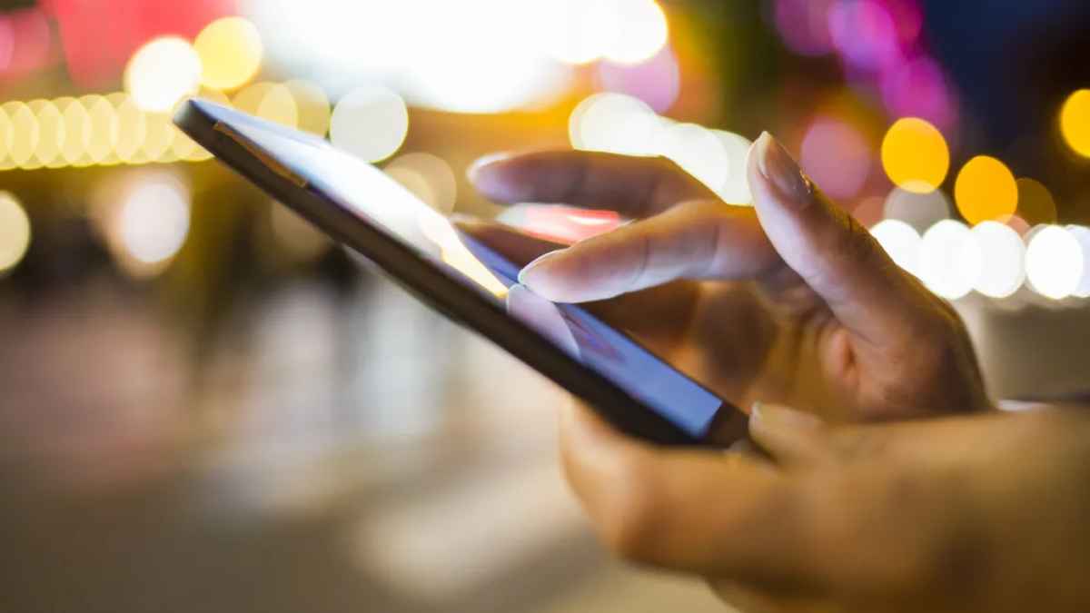 Facebook चलाना बुजुर्ग को पड़ा भारी! न्यूड वीडियो कॉल से लगा 1.7 लाख रुपए का चूना