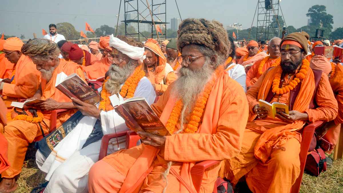 कोलकाता में एक लाख लोगों ने किया गीता पाठ, पीएम मोदी बोले- देश की विकास यात्रा को ताकत देती है ऐसी पहल