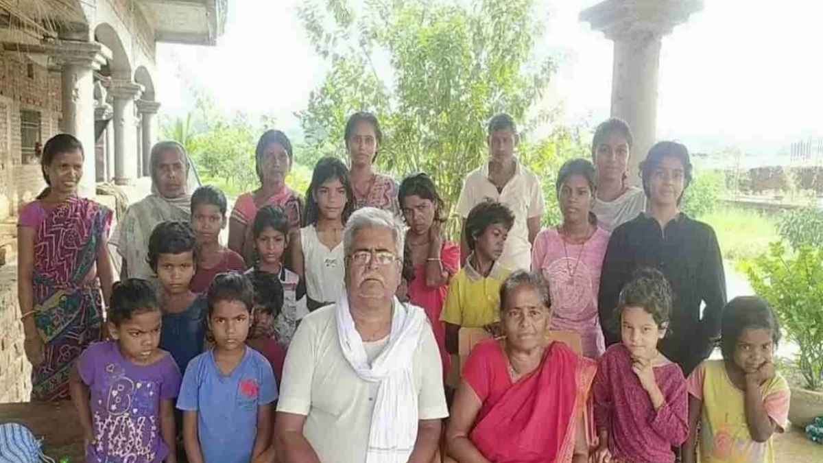 मिलिए 66 साल के हरे राम पांडे से, कैसे 35 लड़कियों के लिए बने भगवान