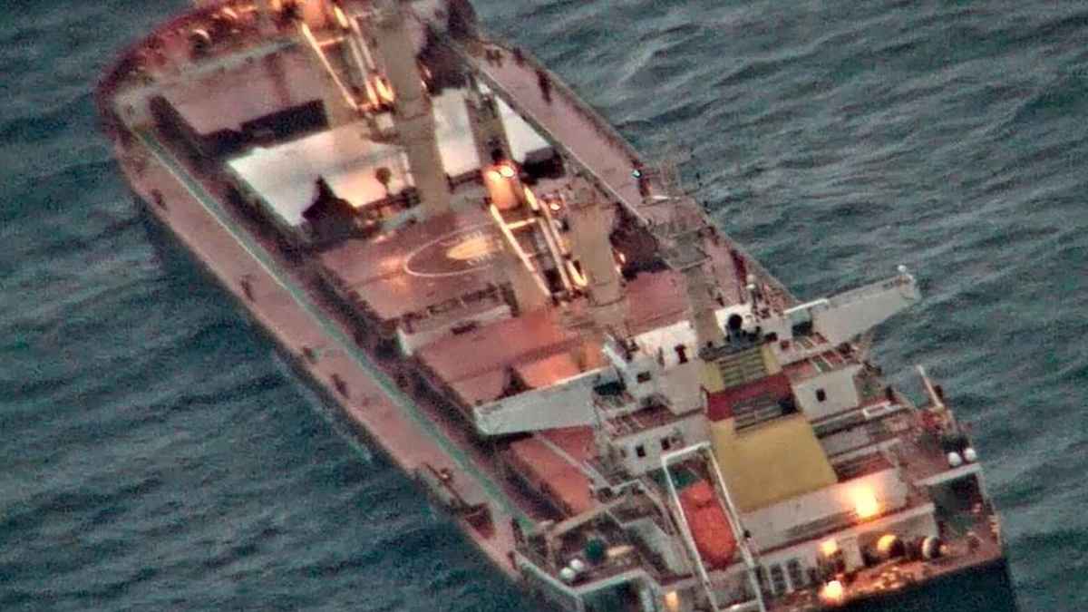 Indian Navy ने बचाया हाईजैक जहाज से घायल क्रू मेंबर, समुद्री लुटेरों ने किया था माल्टा के जहाज का अपहरण