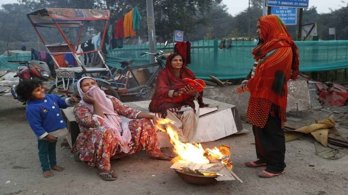 Aaj ka Mausam: श्रीनगर में -5 तक लुढ़का पारा, दक्षिण में बारिश तो उत्तर में बर्फबारी, जानें दिल्ली-NCR का हाल
