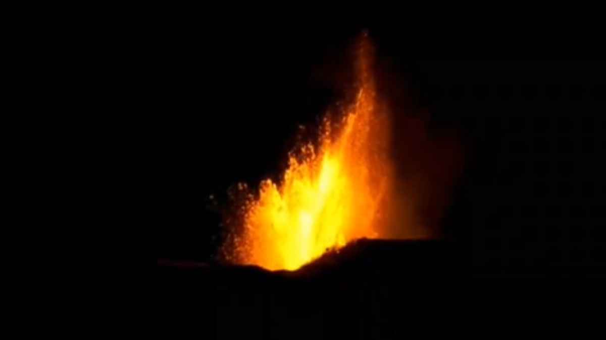 Iceland Volcano: आइसलैंड में ज्वालामुखी विस्फोट के बाद इमरजेंसी घोषित, 4 हजार लोगों को सुरक्षित निकाला