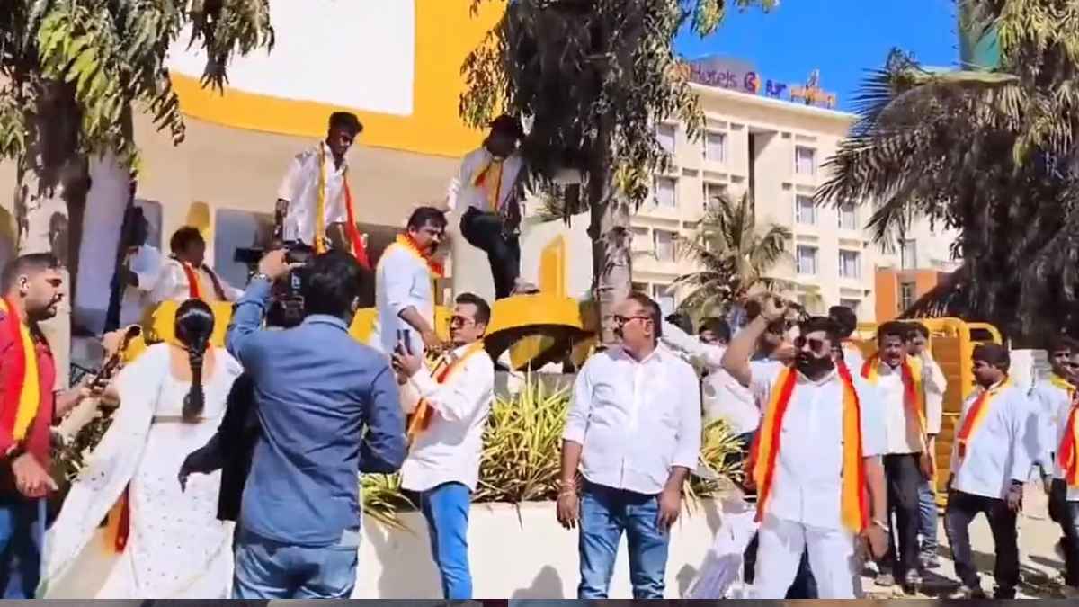 क्यों कर रहे हैं बेंगलुरु में लोग विरोध-प्रदर्शन? कई मॉल और होटल में लगे पोस्टर फाड़े, समझिए पूरा मामला