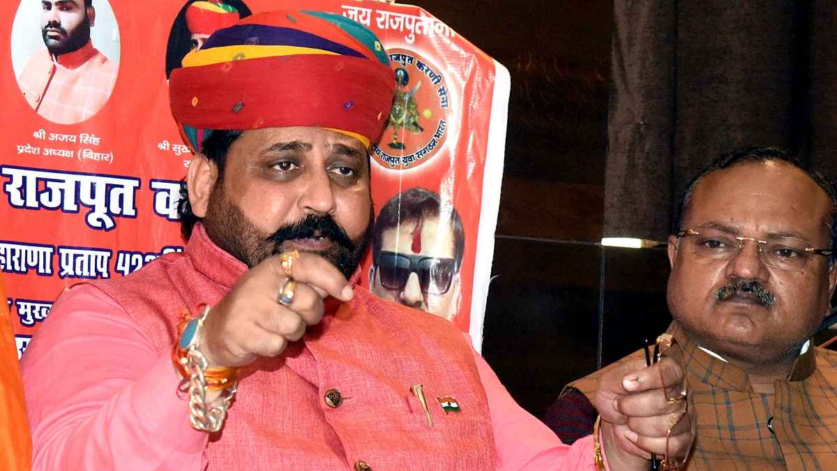 करणी सेना के अध्यक्ष सुखदेव सिंह गोगामेड़ी की उनके ही घर में हत्या, बदमाशों ने पहले चाय पी फिर बरसा दीं गोलियां