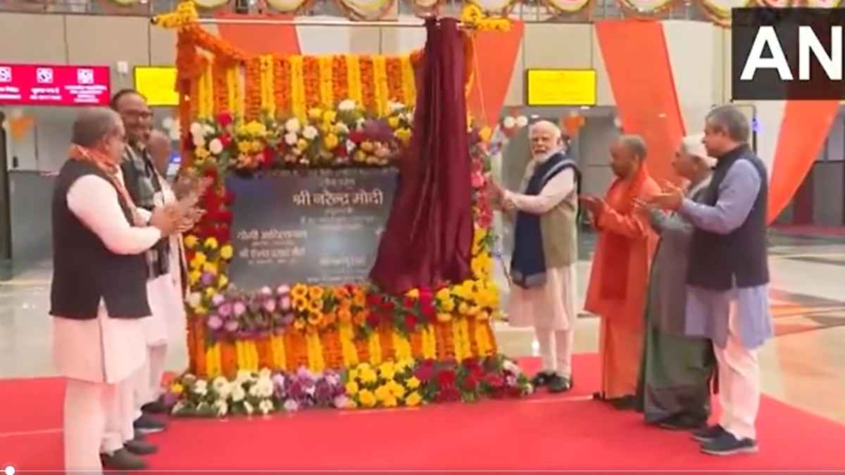 पीएम मोदी ने अयोध्या में उज्जवला लाभार्थी के घर चाय पी, स्टेशन-एयरपोर्ट का किया उद्घाटन