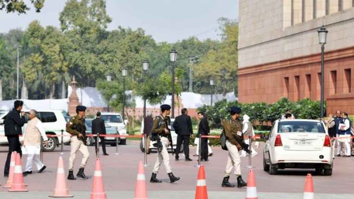 Parliament Security Breach Case: दिल्ली पुलिस ने 2 लोगों को पकड़ा, आरोपी निकला रिटायर्ड DSP का बेटा