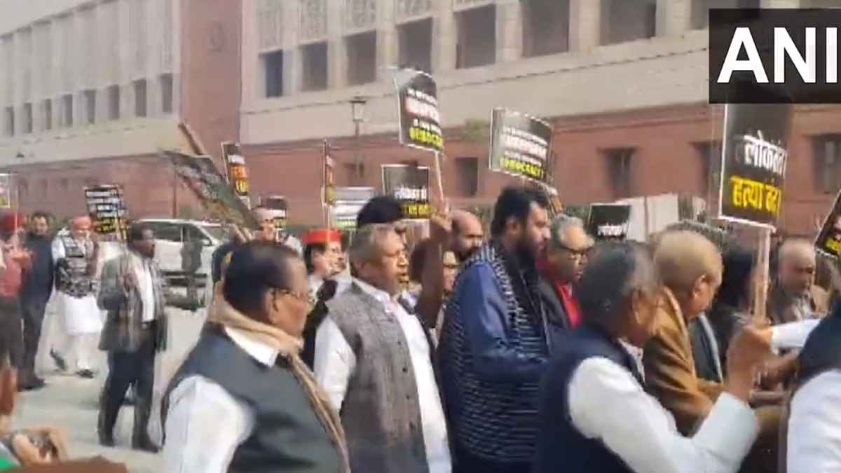 विपक्ष ने निलंबन के विरोध में विजय चौक तक निकाला मार्च, मायावती बोलीं- वाइस प्रेसिडेंट का मजाक बनाना दुर्भाग्यपूर्ण