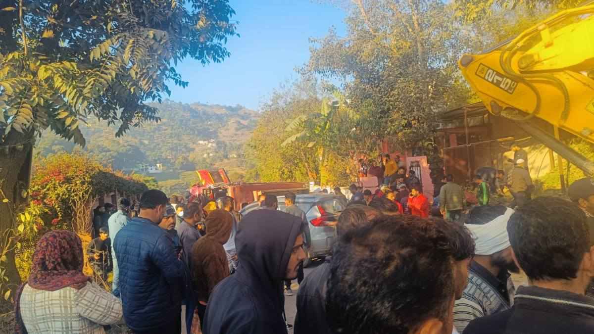 Jammu &amp; Kashmir Accident: राजौरी बस दुर्घटना में एक छात्र की मौत, कई घायल