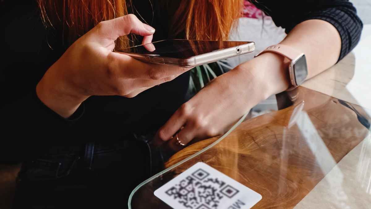 Social Media पर महिला से गलती से तस्वीर के साथ शेयर हो गया  QR Code, अकाउंट चेक किया तो कट गए 5 लाख रुपए