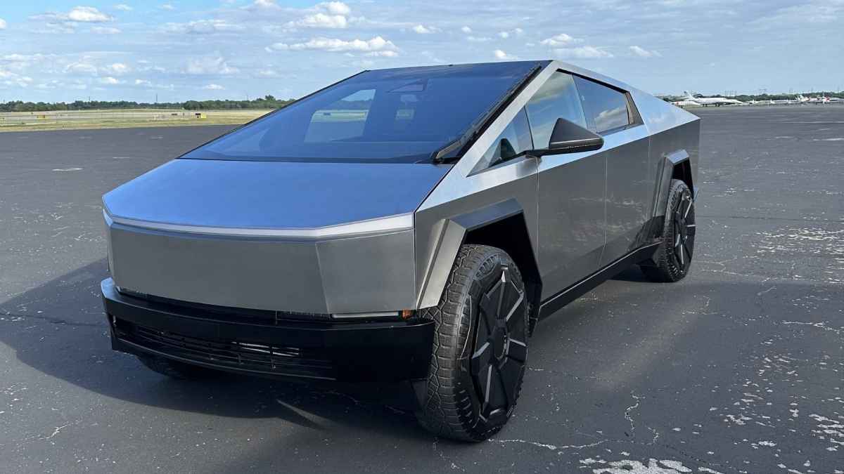 बर्फ, पानी और पहाड़ हर जगह चलेगा Tesla Cybertruck, कंपनी ने 10 लोगों को की डिलीवरी