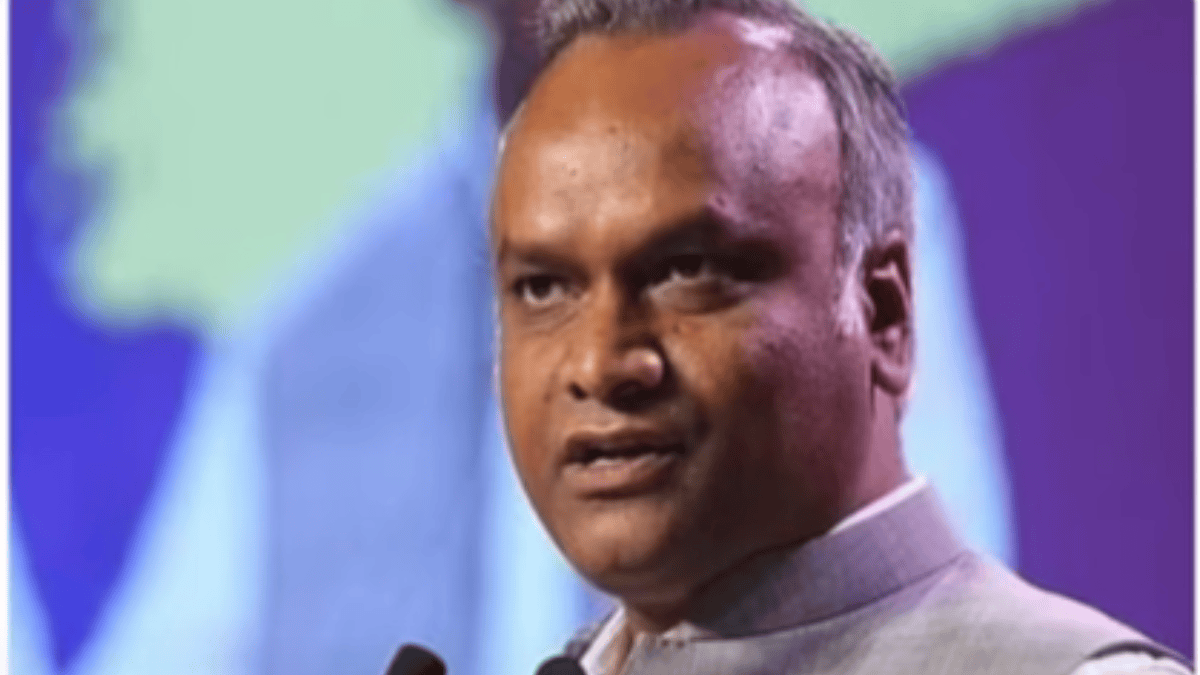 'सावरकर को वीर की उपाधि किसने दी...', कांग्रेस नेता प्रियांक खड़गे के बयान पर विवाद, BJP ने बताया 'अशिक्षित'