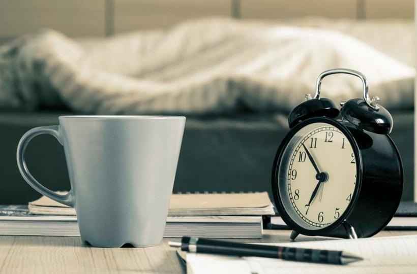 सर्दियों में आपकी भी नहीं खुलती नींद? उठने के लिए बड़े काम आएंगे ये 4 टिप्स!