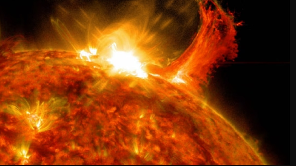 Solar Storm Alert धरती की ओर स्पीड से बढ़ रहा सौर तूफान, 17 दिसंबर को