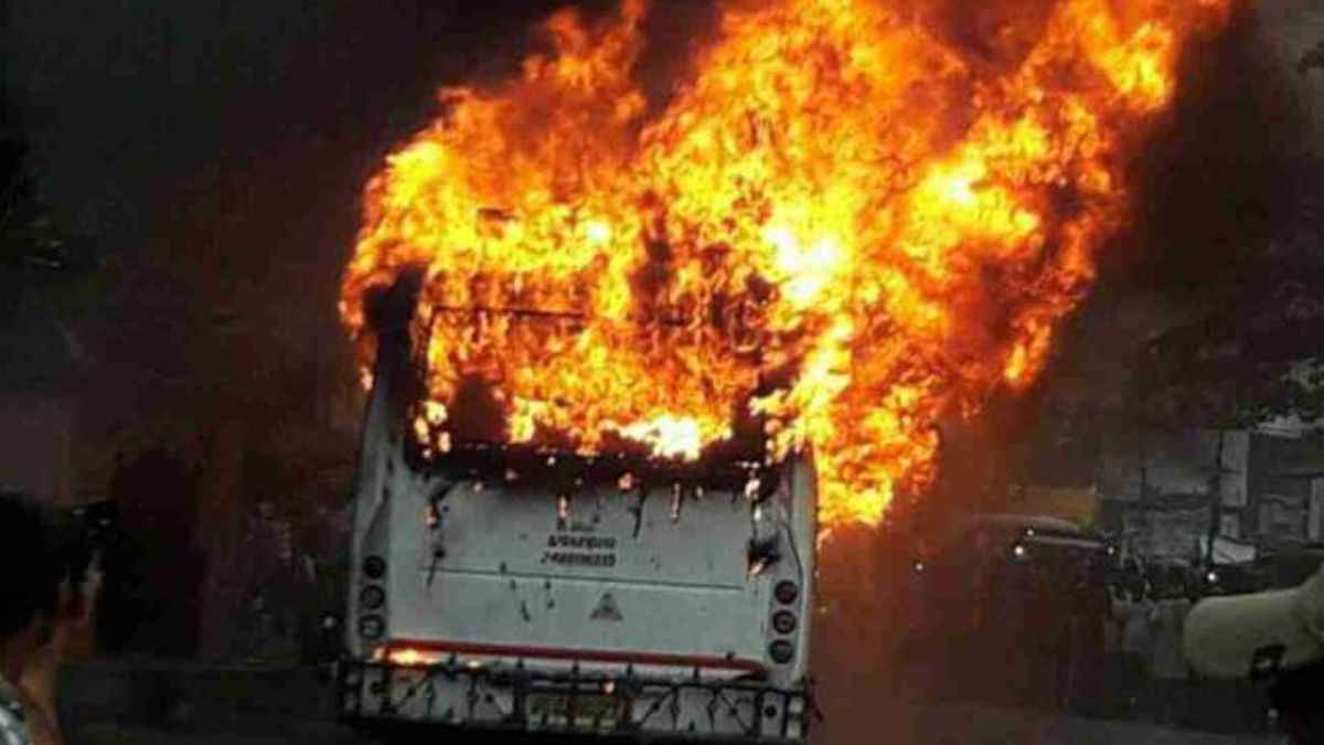 टूरिस्ट बस में आग लगी, 10 लोग जिंदा जले, 24 गंभीर घायल; हरियाणा के नूंह में भीषण हादसा