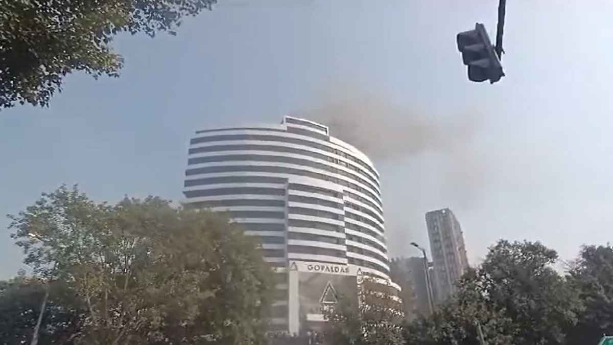 Delhi Fire: कनॉट प्लेस की बिल्डिंग में लगी भीषण आग, दमकल की 15 गाड़ियां पहुंचीं