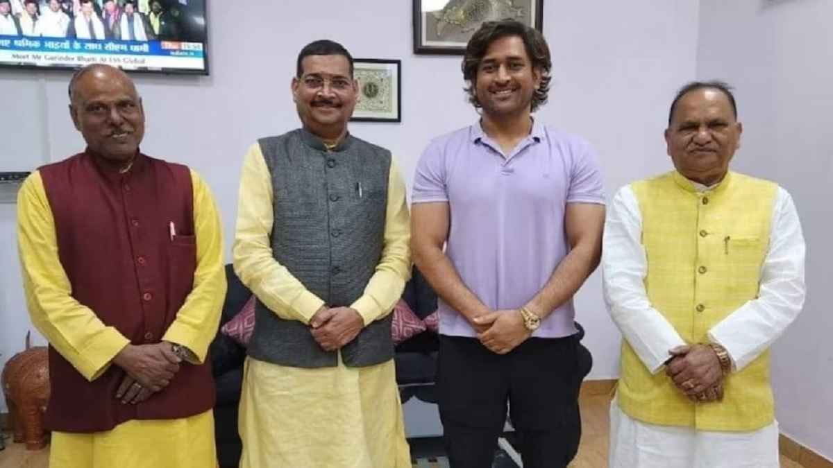 dhoni-bjp-leaders