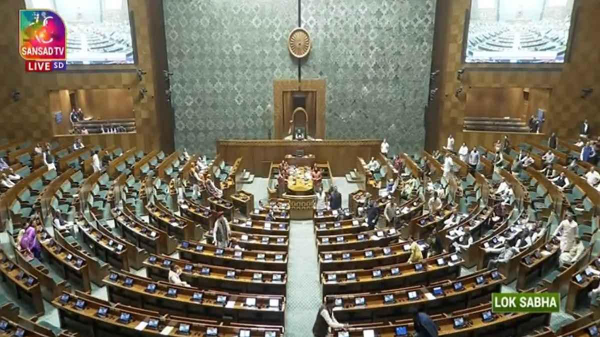Parliament Security Breach: फरार आरोपी की मिली लॉकेशन, पकड़ने पहुंची टीम को फिर दिया चमका