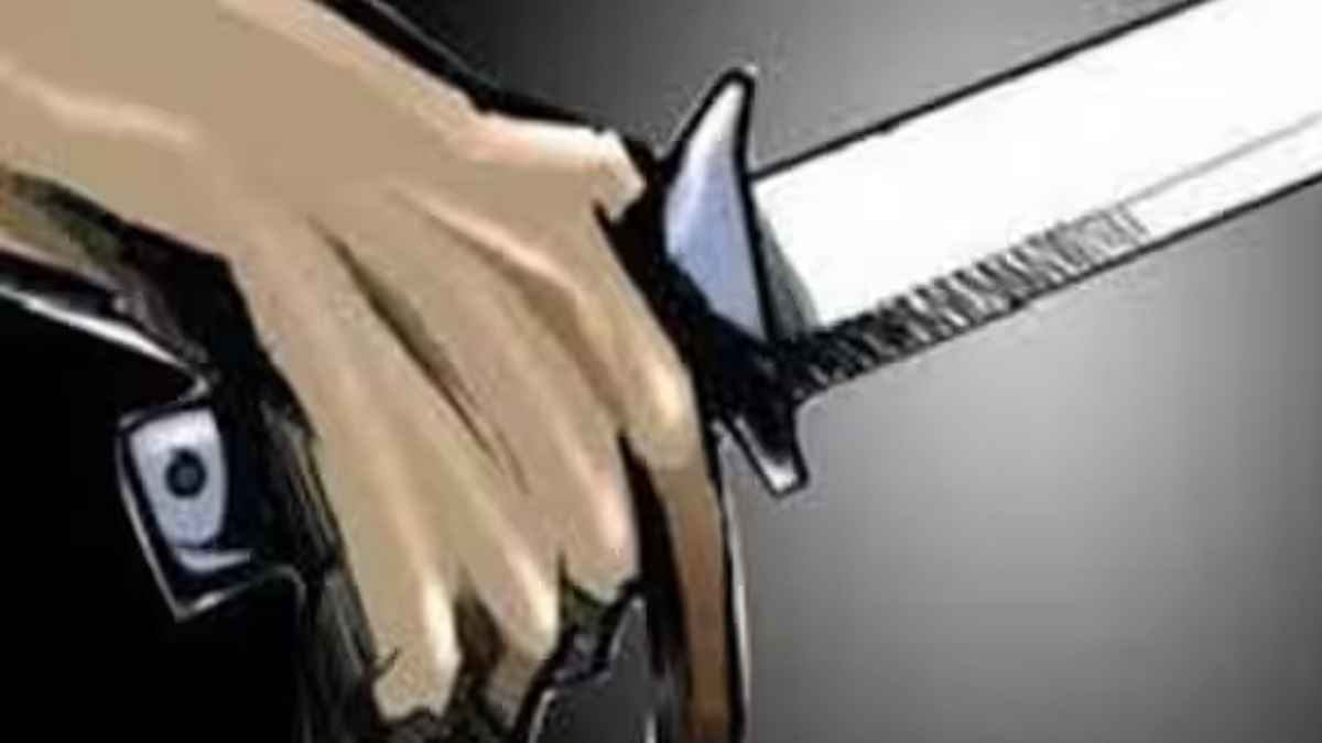 मुंबई में दिल दहलाने वाली घटना आई सामने, पूर्व सभापति ने तलवार से काट दिए युवक के दोनों हाथ