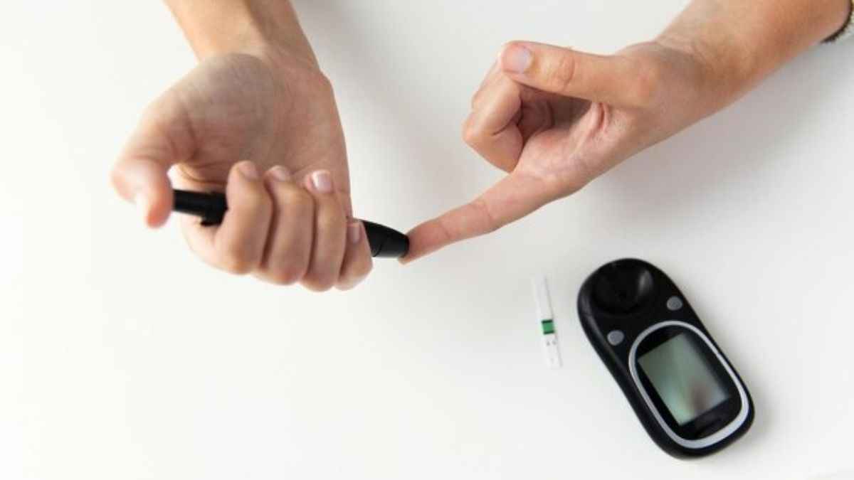 सर्दियों में क्यों बढ़ता है Sugar Level, कंट्रोल करने के लिए फॉलो करें ये 5 टिप्स