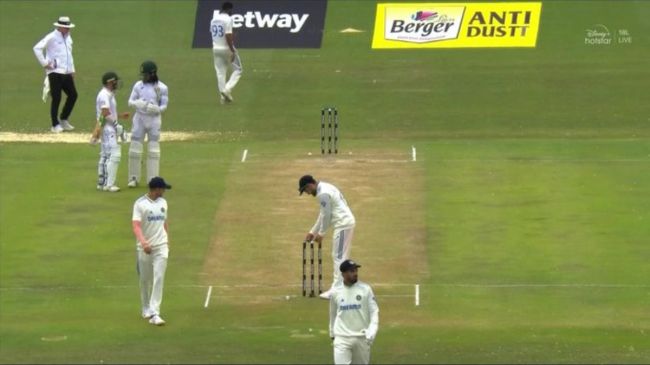 Virat Kohli checked the bails viral photo India vs South Africa 1st Test