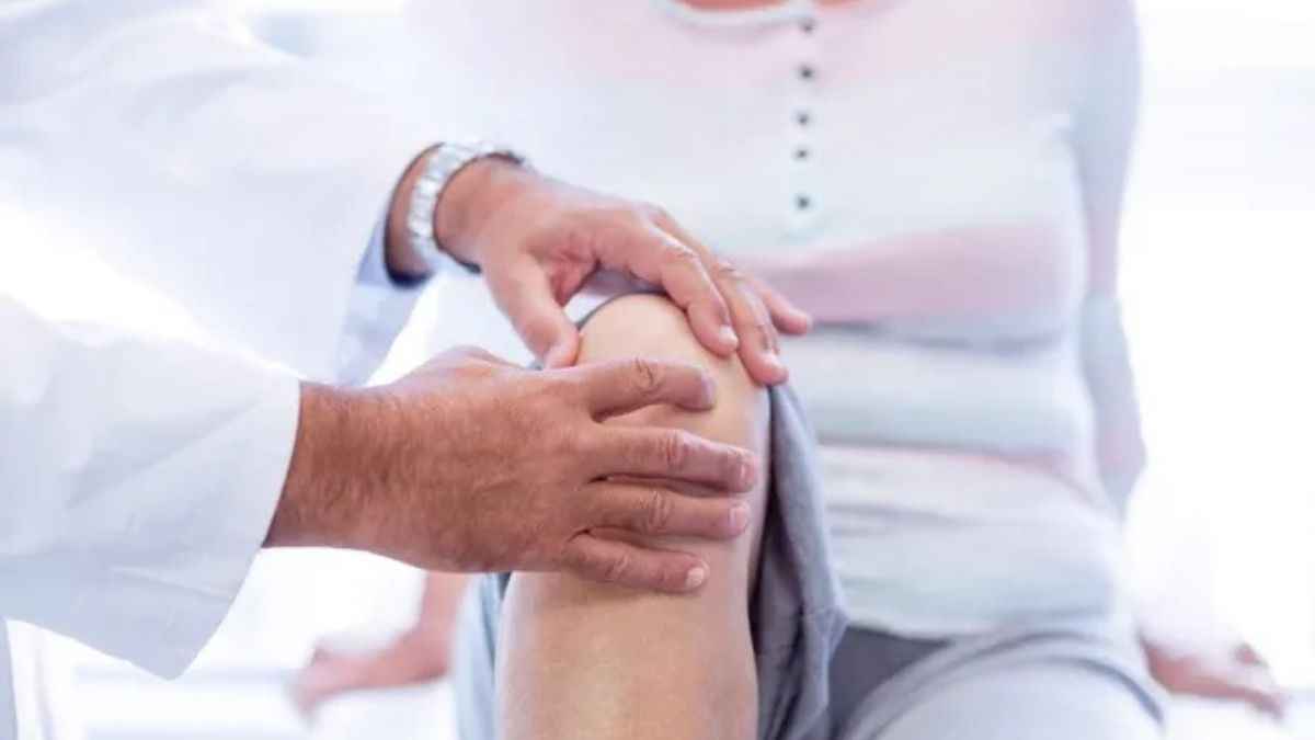 हड्डियां कमजोर होने का संकेत हैं ये 5 लक्षण, इग्नोर करना पड़ सकता है भारी, लें Expert की सलाह
