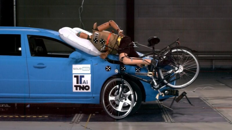 cars with pedestrian airbag technology Land Rover Discovery Sport, Volvo V40 Jaguar I-Pace,