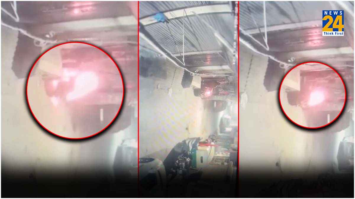 बाइक में लगाई आग, फिर सेंकने लगा हाथ; सीसीटीवी फुटेज में सामने आया सिरफिरे का कारनामा
