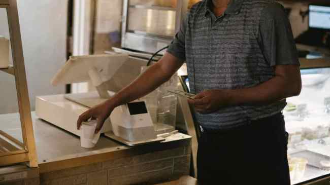 एक शख्स ने डंकिन के खिलाफ लापरवाही का मुकदमा दायर किया है, जिसमें दावा किया गया है कि वह शौचालय में विस्फोट से घायल हो गया था