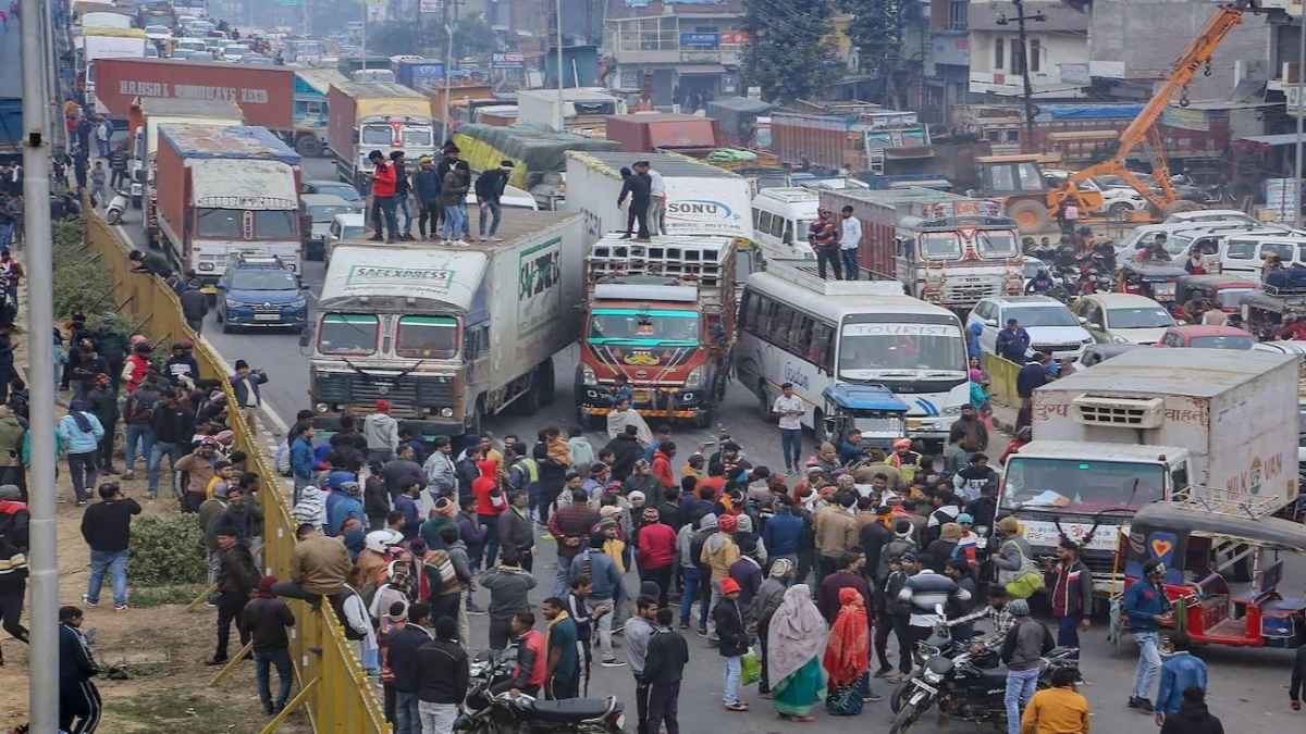 बारिश या सिस्टम की लापरवाही... अचानक क्यों महंगे हो गए फल-सब्जी? यहां जानें कारण