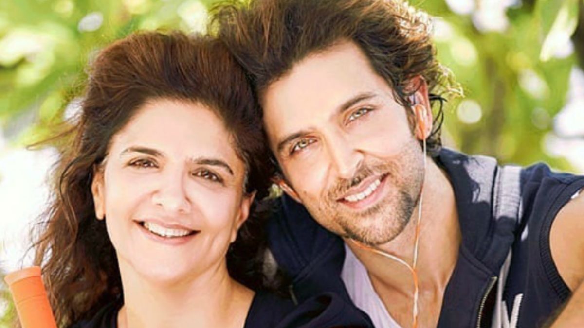 Hrithik Roshan with mother pinkie roshan