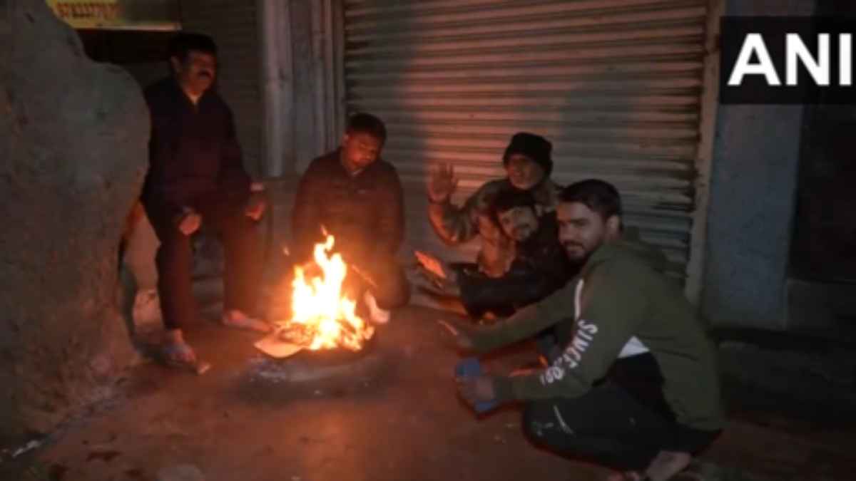 कांटों सी चुभ रही बर्फीली हवाएं, कोहरे में छिपा उत्तर भारत, ट्रेन-फ्लाइट्स लेट, जानें अपने शहर में मौसम का हाल