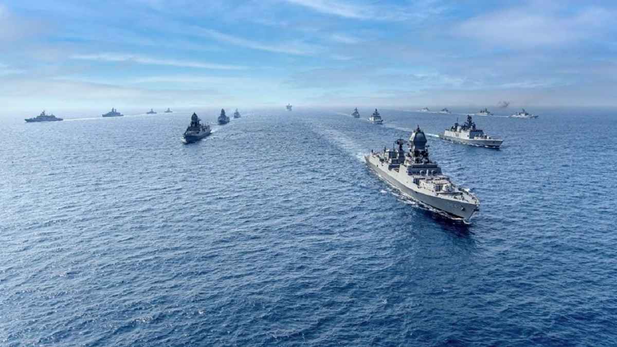 Indian Navy ने समुद्र में उतारे अपने 10 से ज्यादा युद्धपोत, अरब सागर में क्यों बढ़ रहा खतरा?