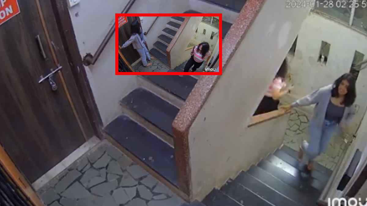 मुंबई में लड़कियों ने की 'शर्मनाक हरकत', वीडियो देख भड़क गए लोग