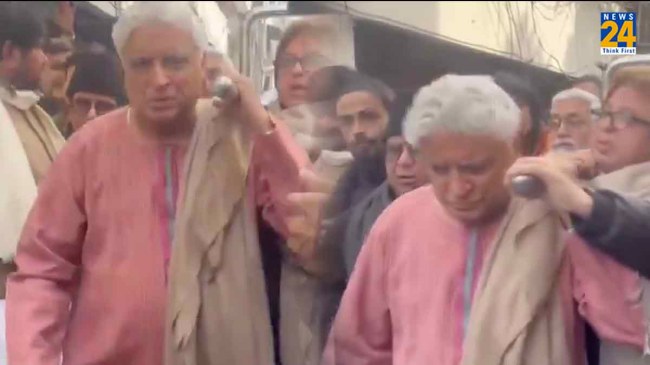 Javed Akhtar Arrived At Munawwar Rana Funeral Javed Akhtar Arrived At Munawwar Rana Funeral