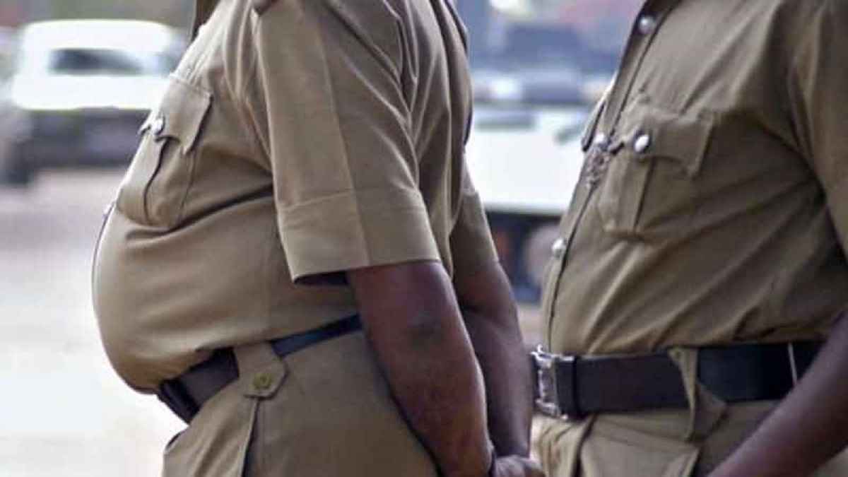 Police Station Munshi Beaten By Couple