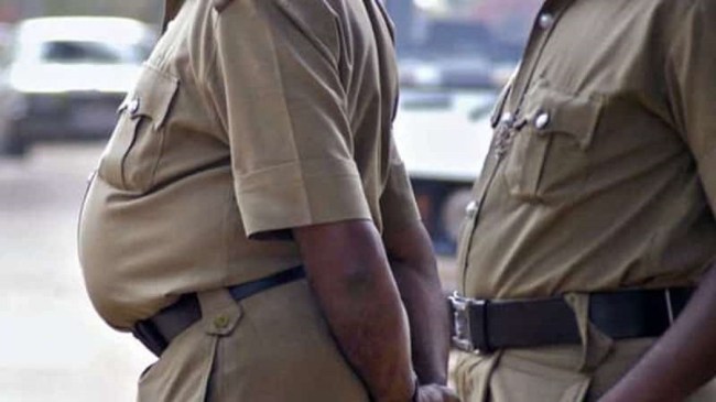 Police Station Munshi Beaten By Couple Police Station Munshi Beaten By Couple