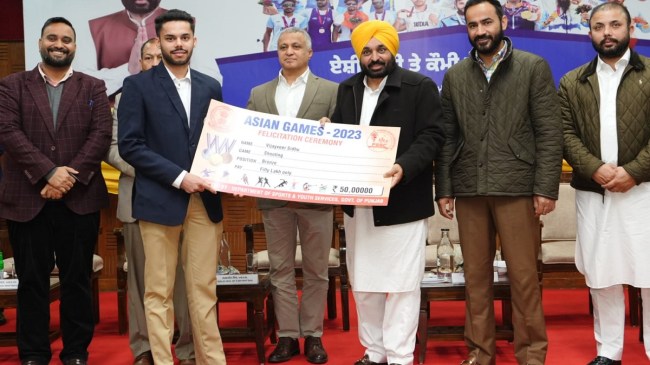 Punjab CM Bhagwant Mann Distributed Prize Money Punjab CM Bhagwant Mann Distributed Prize Money