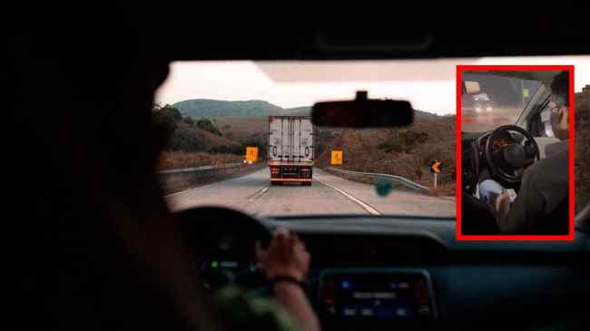 Uber driver was watching video on mobile phone while driving, video has gone viral