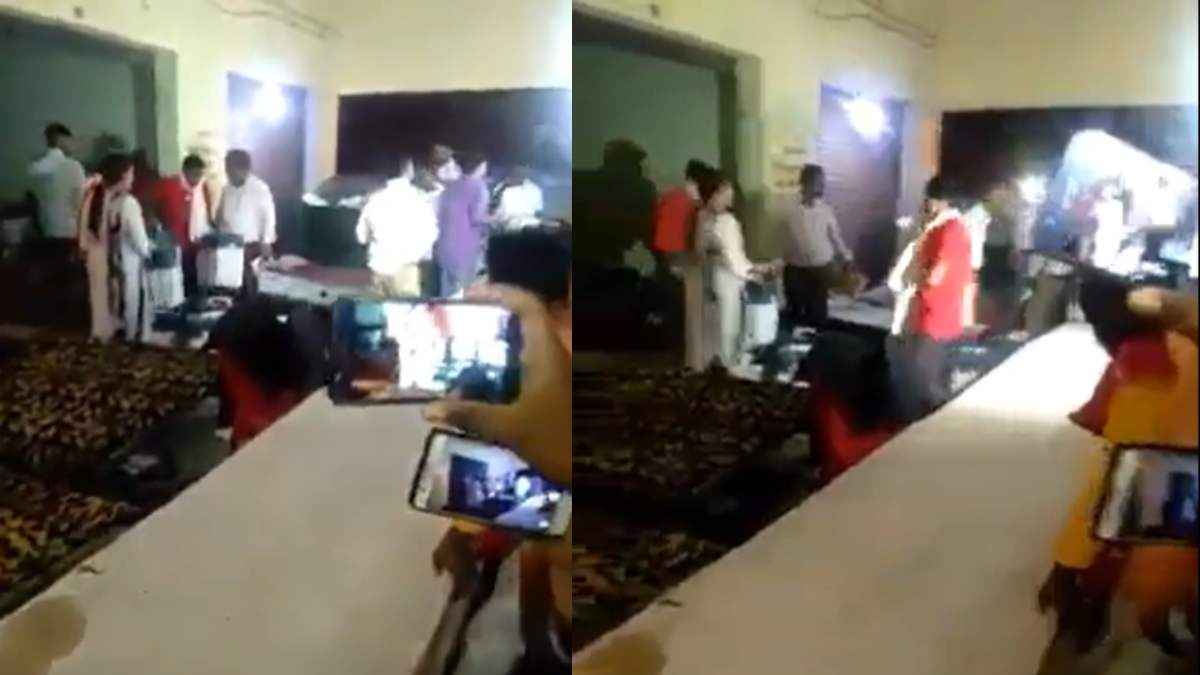 Viral Video EVM Machine Chandauli Shop